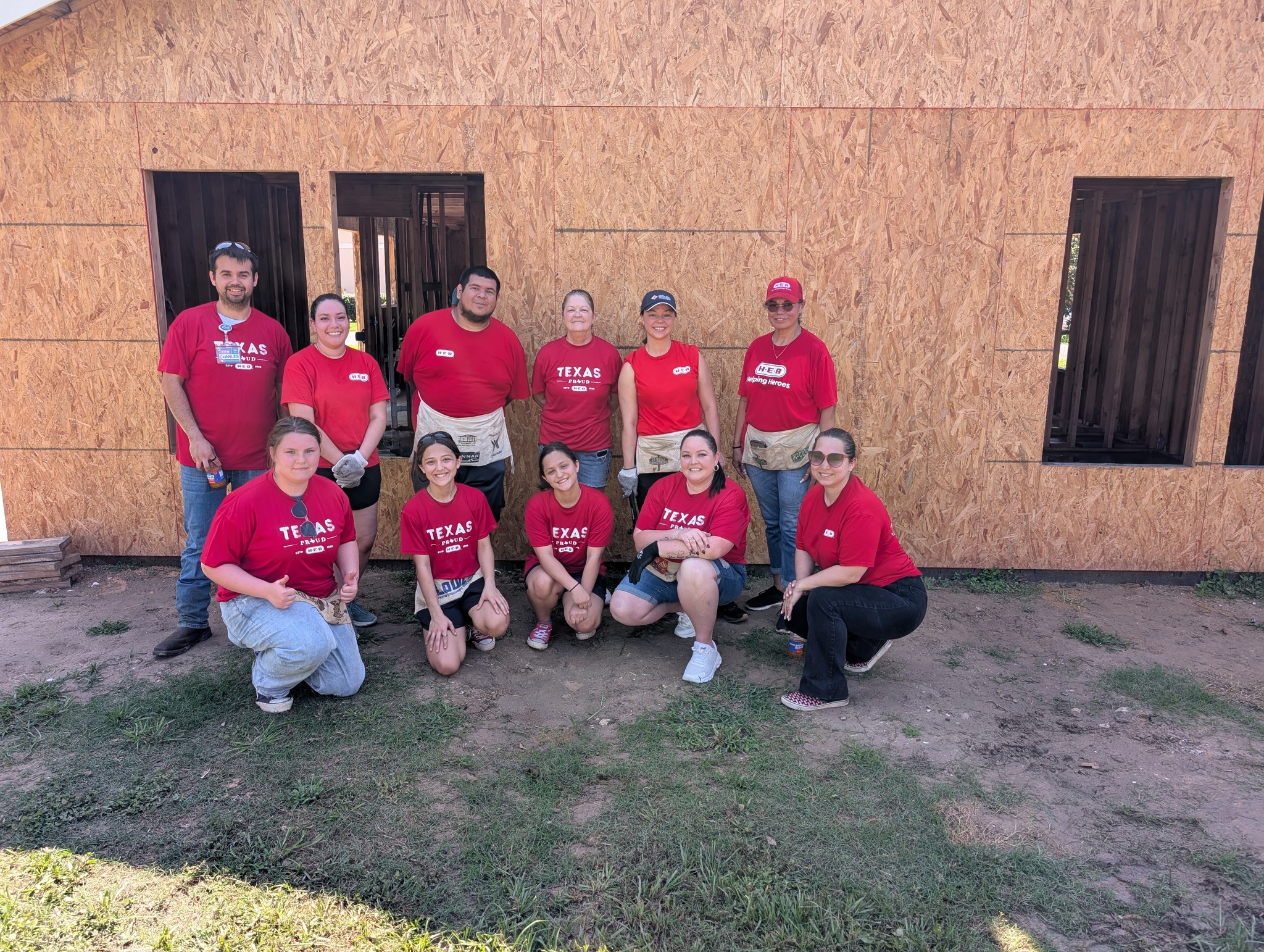 We're thrilled to have new teams join us on the job site! A huge thank you to HEB for taking time out of their busy week to come volunteer with us. We're grateful for their support and enthusiasm! ❤️